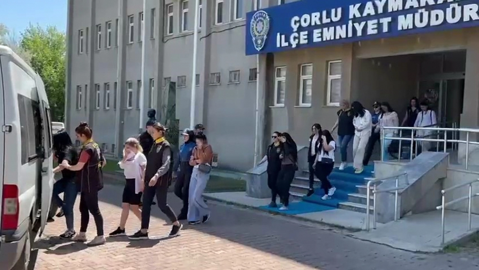 Dadı olmaya geldiler, operasyonda yakalandılar