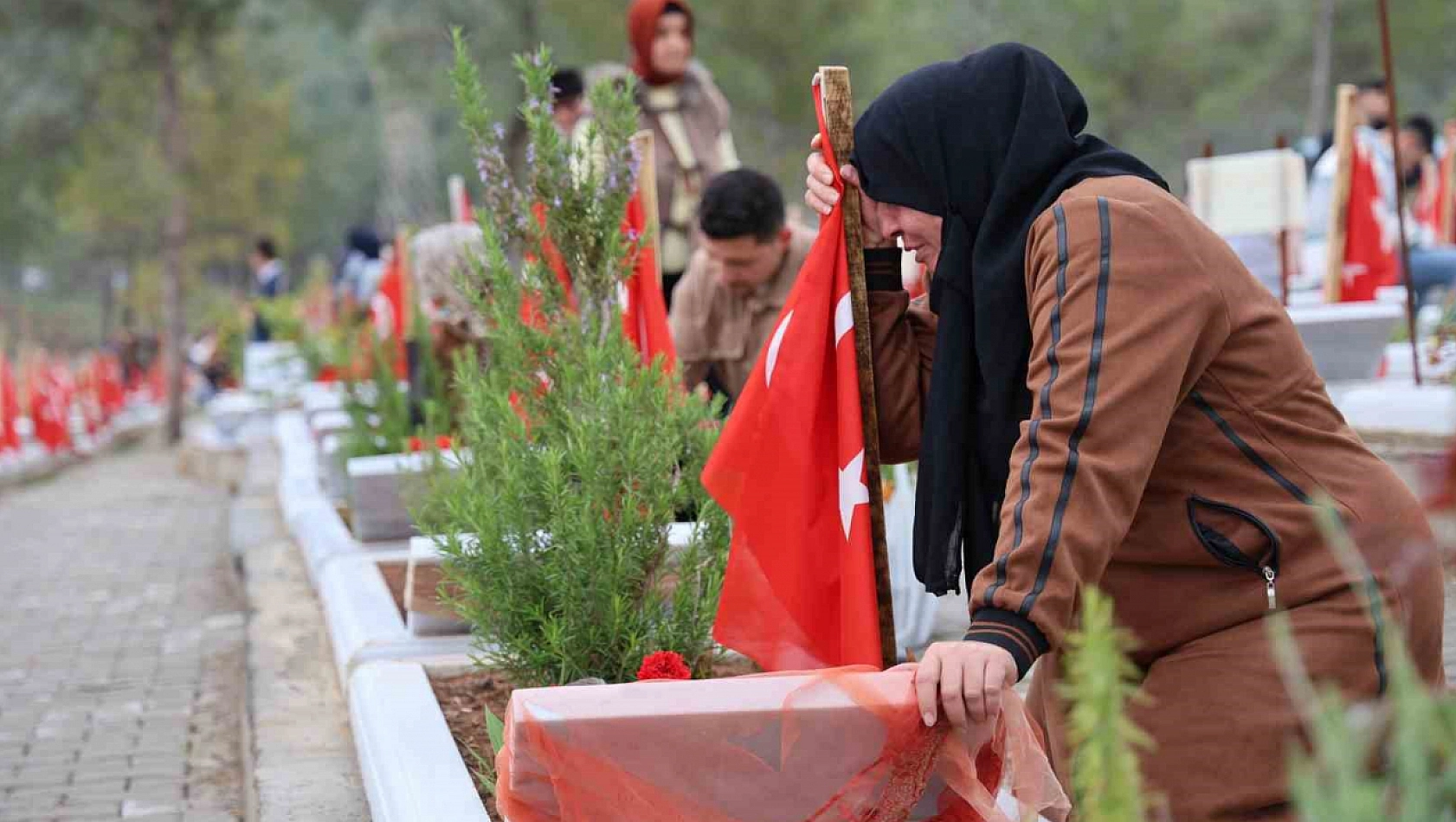 Deprem şehitleri mezarlığında göz yaşları sel oldu