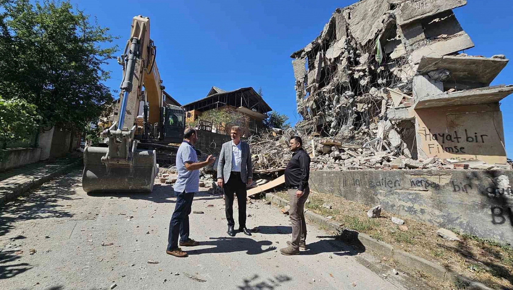 Depremden kalan riskli yapılar yıkılıyor