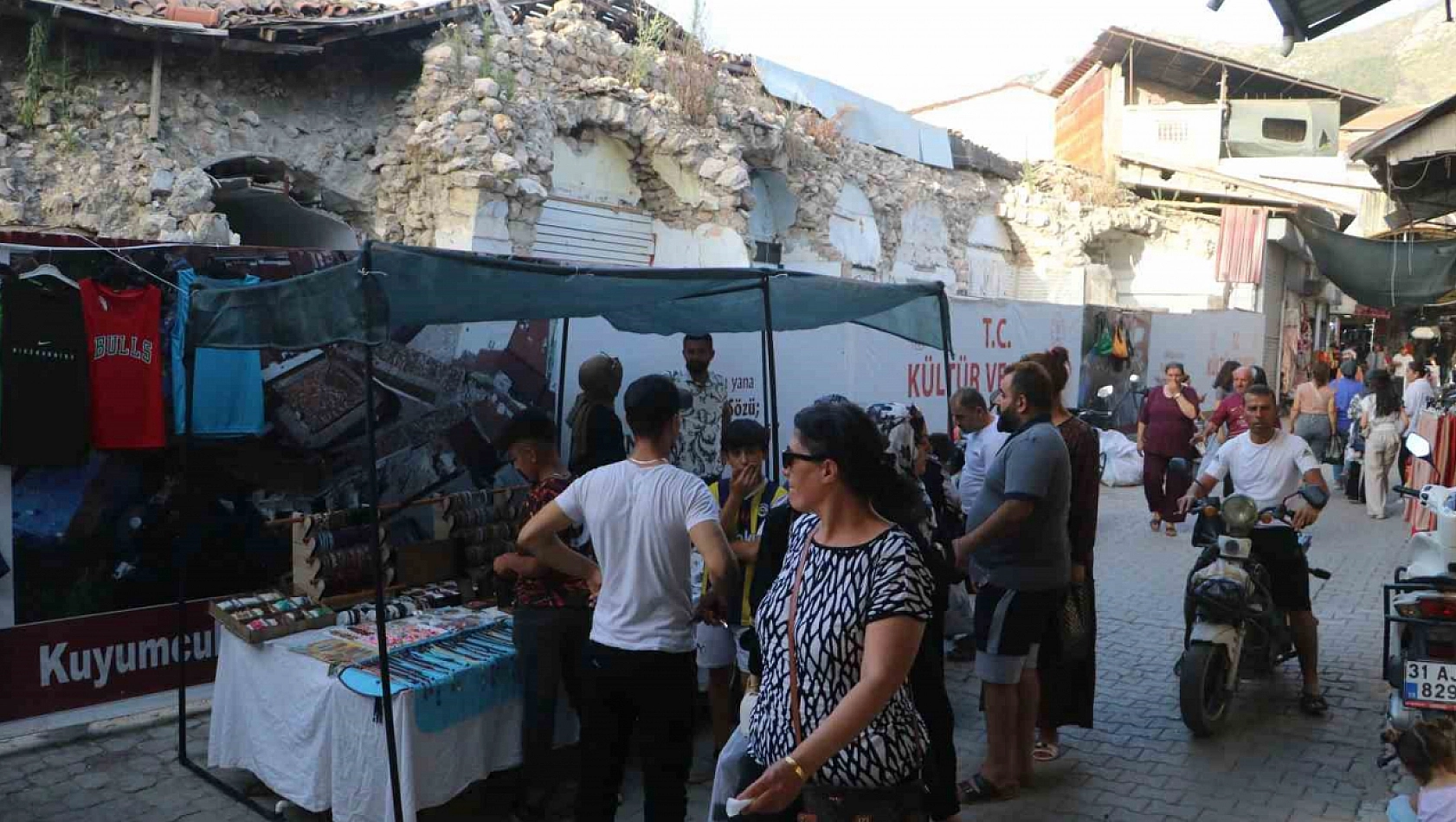 Depremin yıktığı çarşıda bayram alışverişi