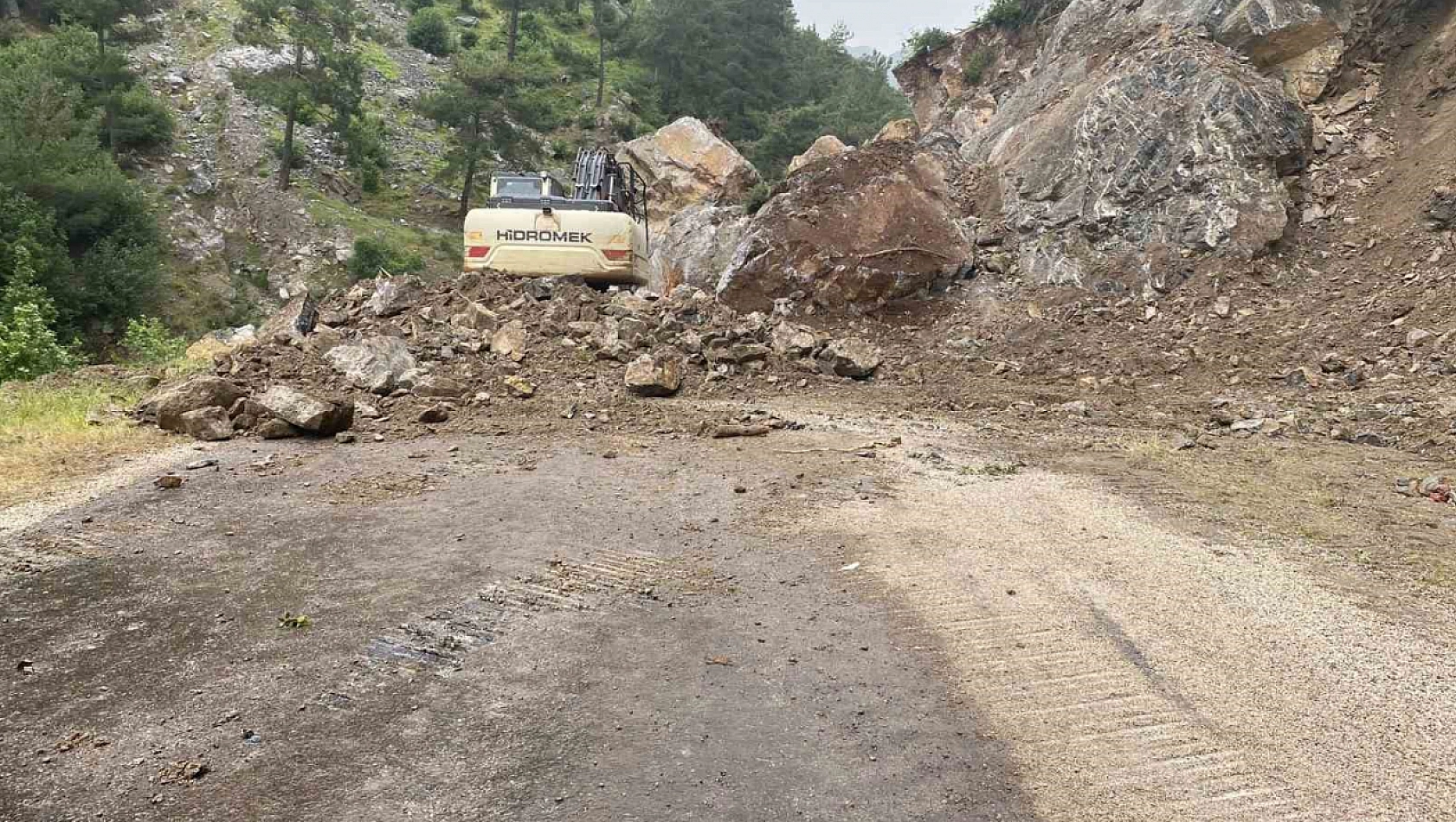 Devasa kayalar yolu kapattı