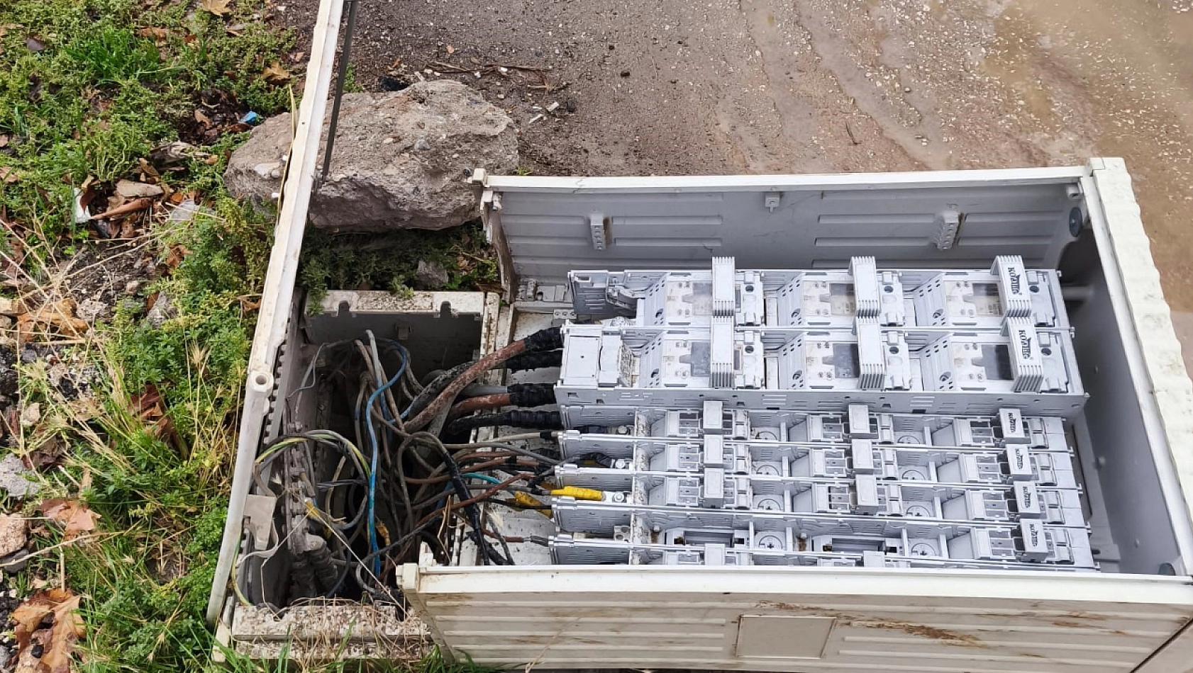 Devrilen elektrik trafosu ölüm saçıyor