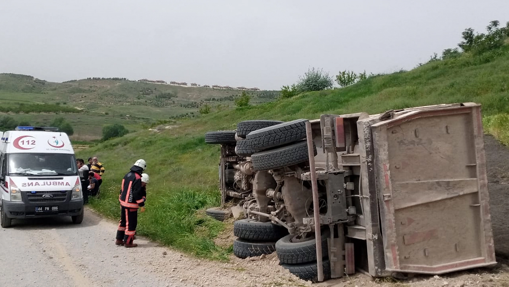 Devrilen kamyonun sürücüsü yaralandı!