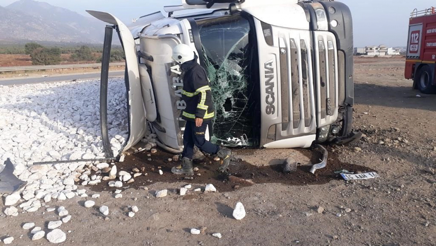 Devrilen tırdan yola tonlarca taş döküldü