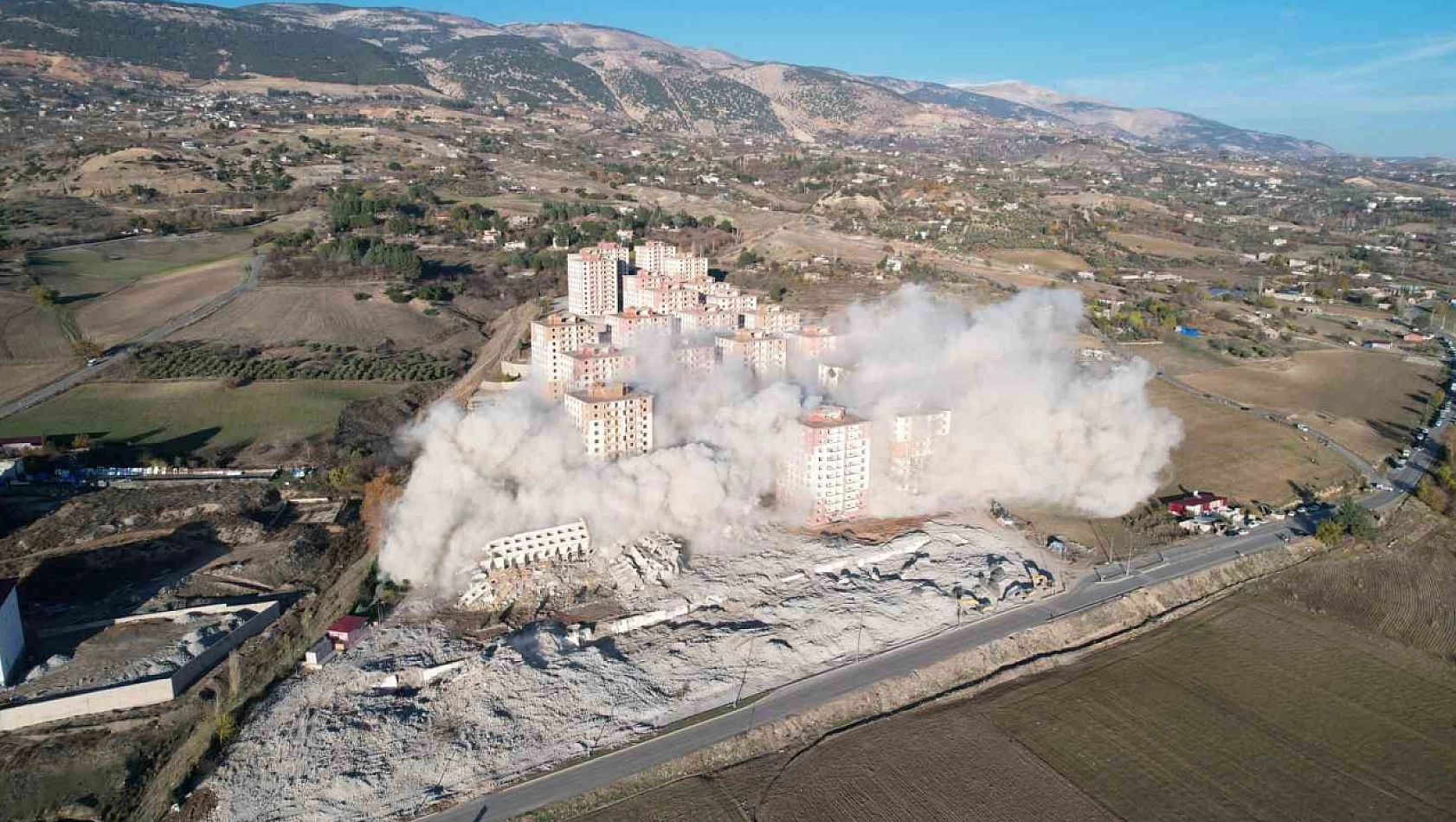 Deprem şehrinde dinamitle yıkım devam ediyor