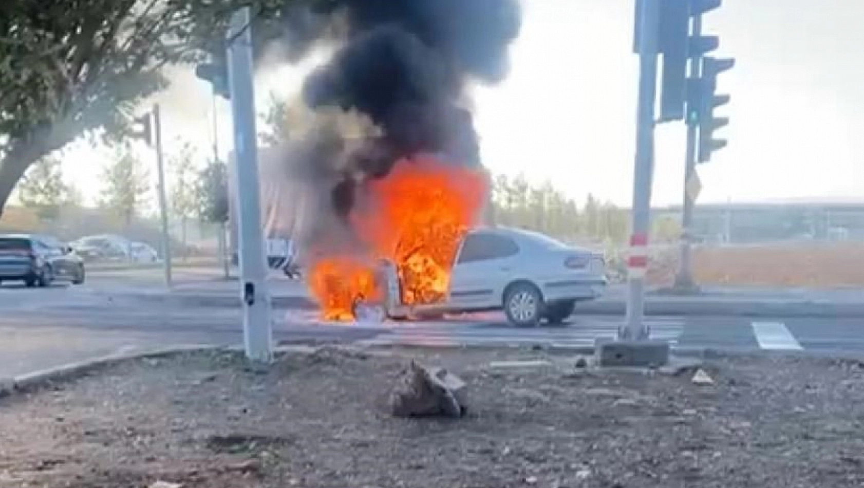 Diyarbakır'da seyir halindeki otomobil alev topuna döndü