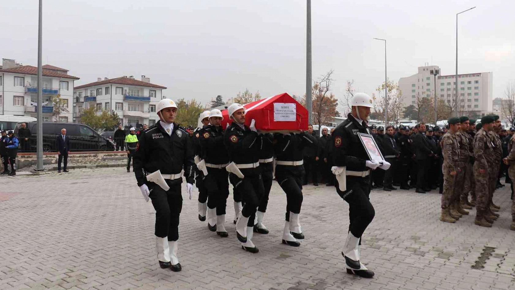 Komiser son yolculuğuna uğurlandı