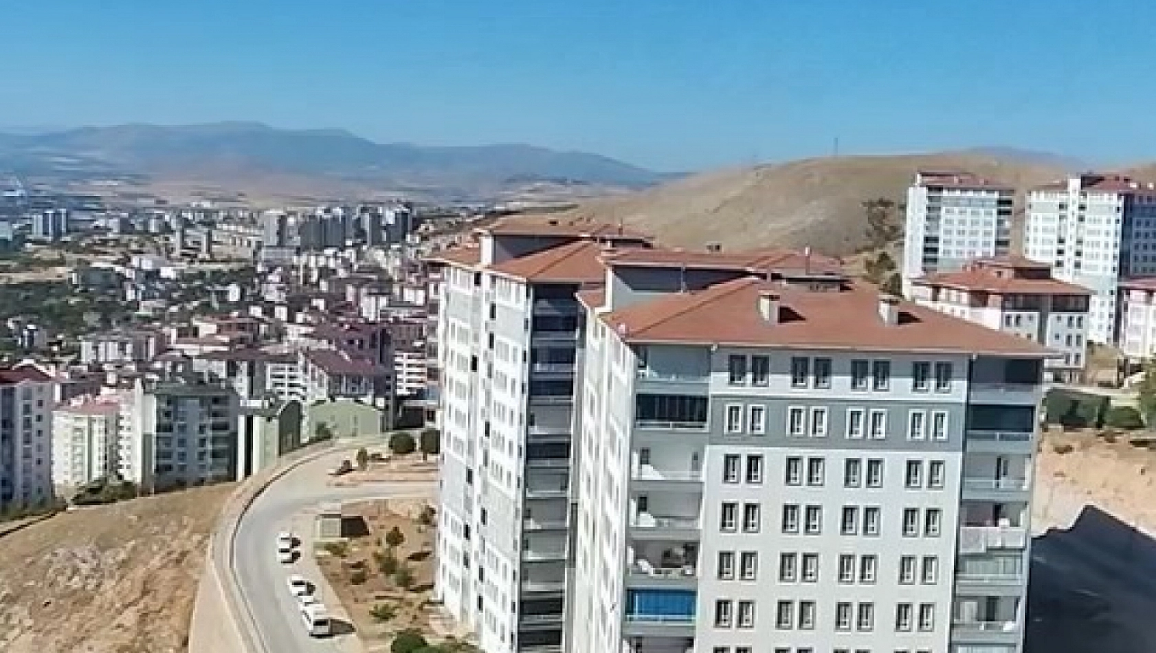 Elazığ'da yürekleri ağza getiren çatı tamiratı