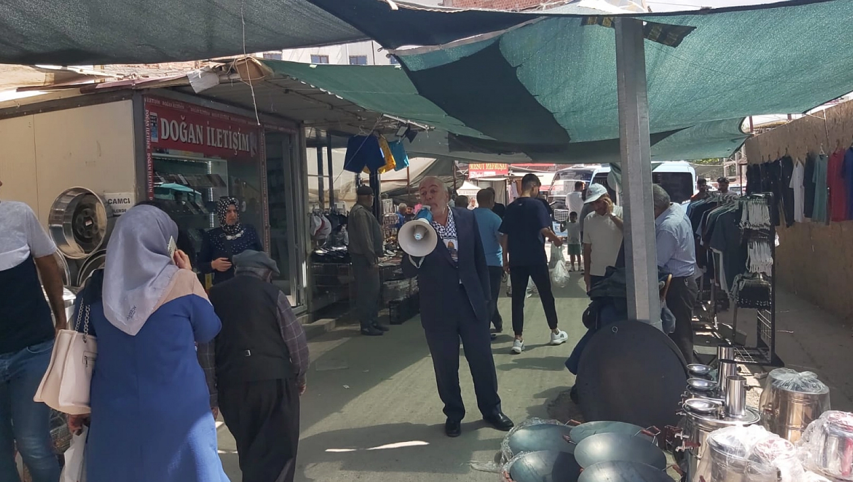 Eline aldığı megafonla sokak sokak dolaşarak bakın neyi protesto etti!