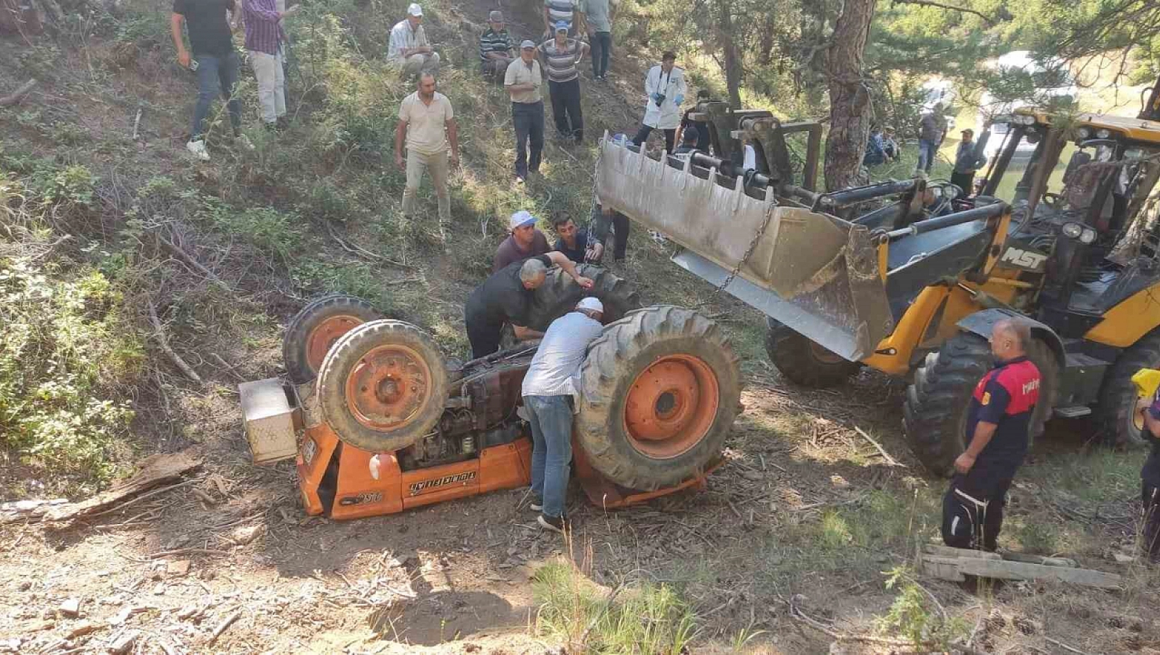 Traktörün altında kalan sürücü hayatını kaybetti