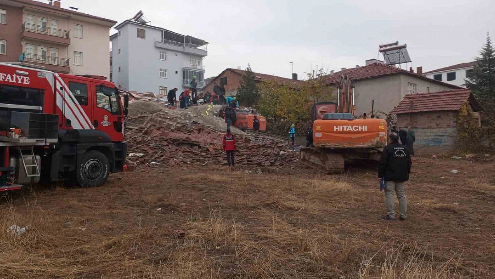 Kepçe Operatörü Çöken Binadan Yaralı Kurtarıldı!