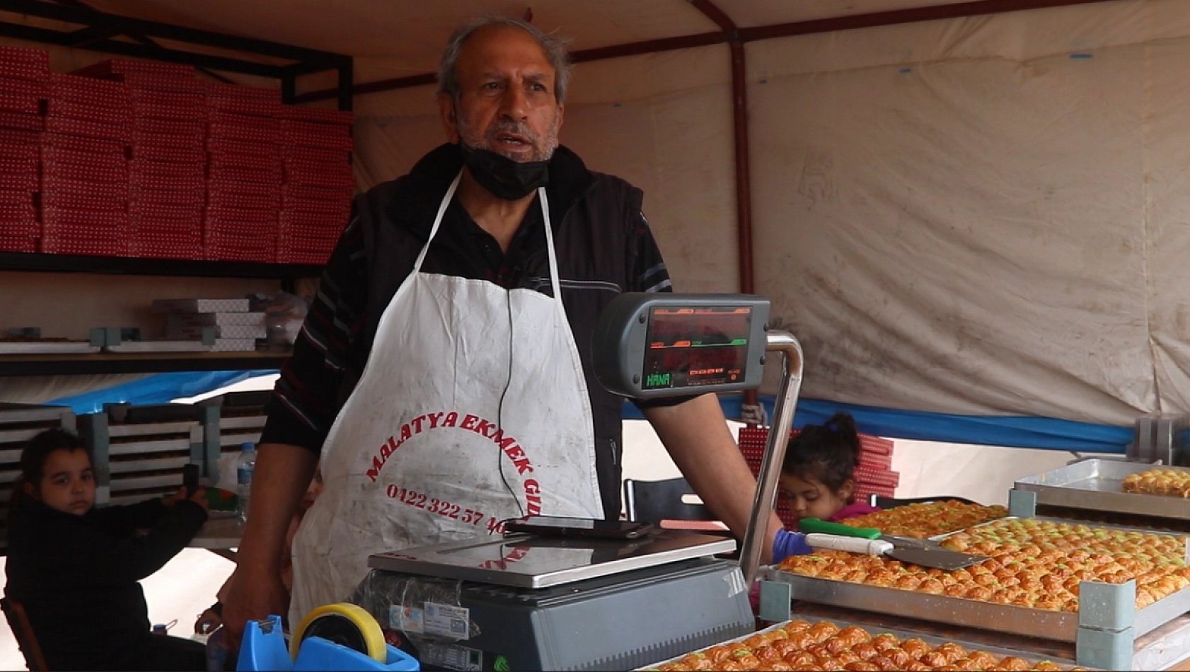 Enkazların gölgesinde bayram arifesi