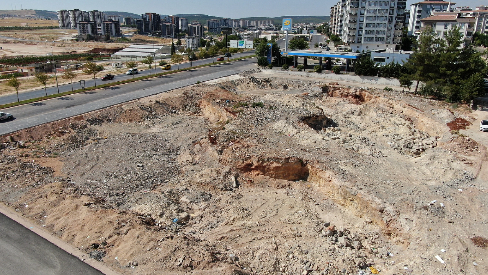 Enkazların yerini boş araziler aldı