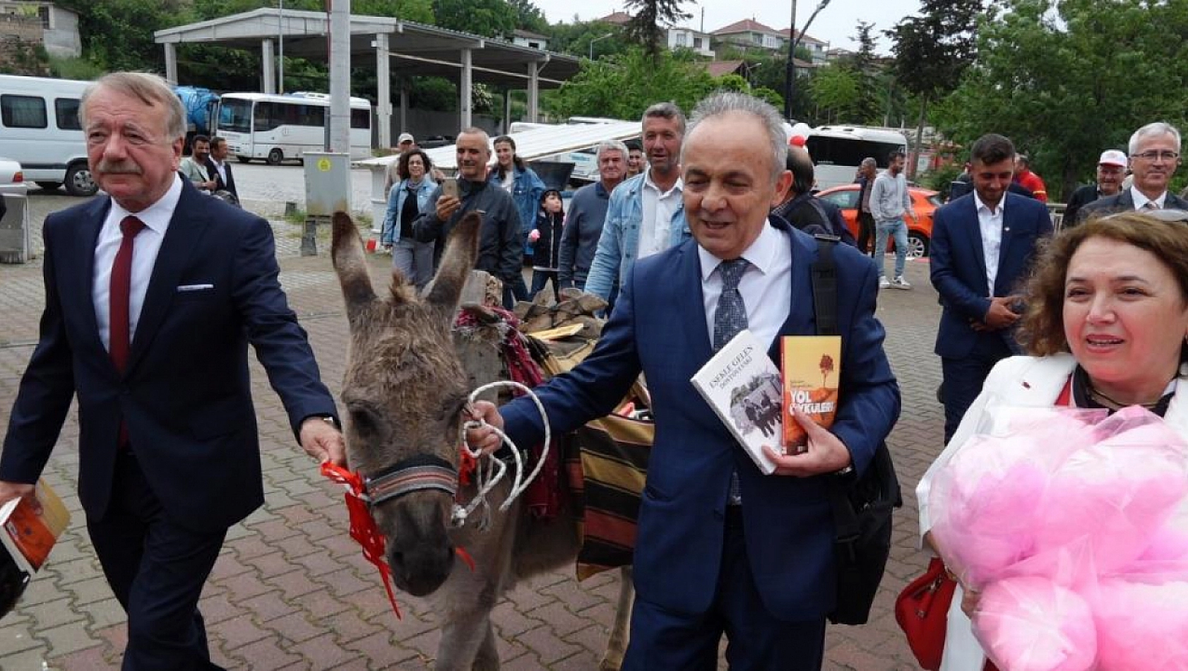 Eşekle köy köy gezip kitap dağıtıyor