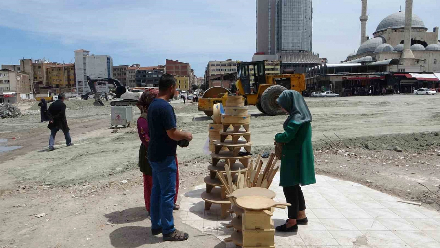 Esnaf hayata tutunmaya çalışıyor