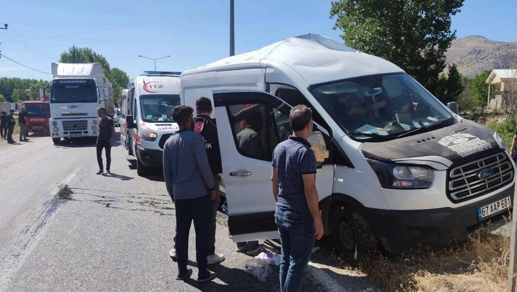 Feci Kaza! Yolcu Otobüsü Minibüse Çarpınca Sürücü Yaralandı!