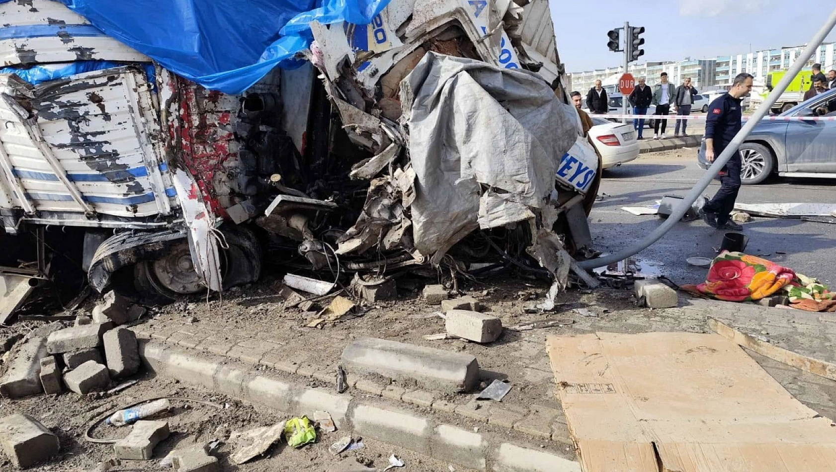 Freni patlayan kamyon araçların arasına daldı: 1 ölü, 3 yaralı