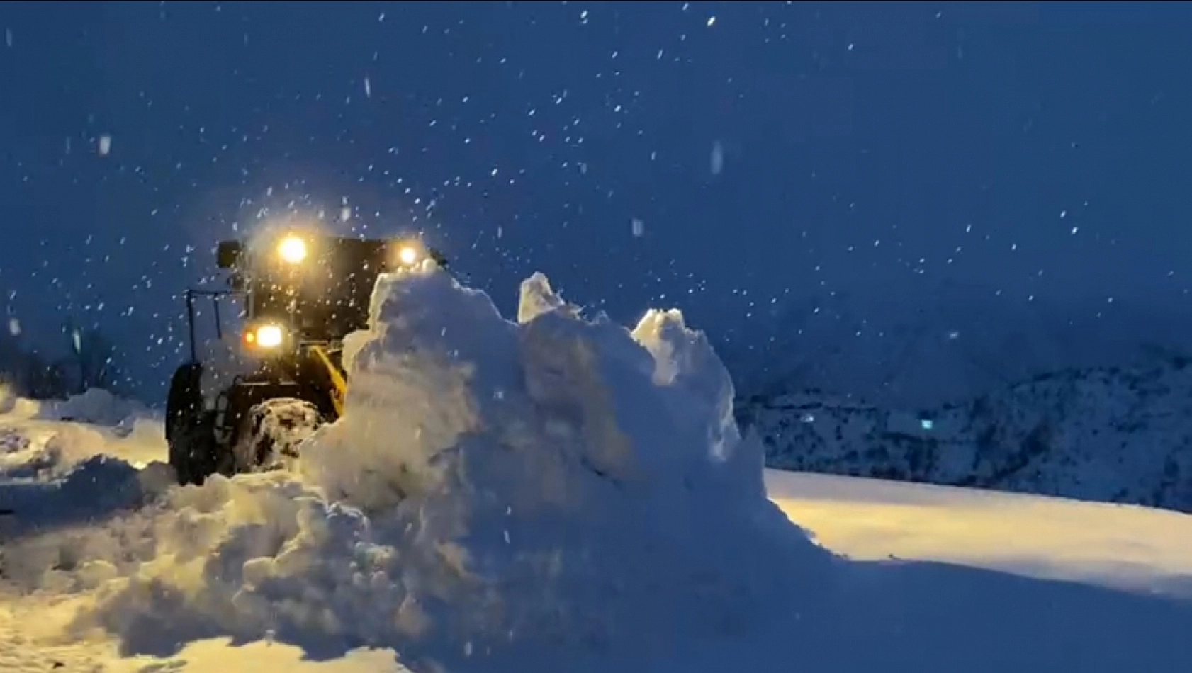 Malatya kar altında! 457 mahalle ile bağlantı kesildi!