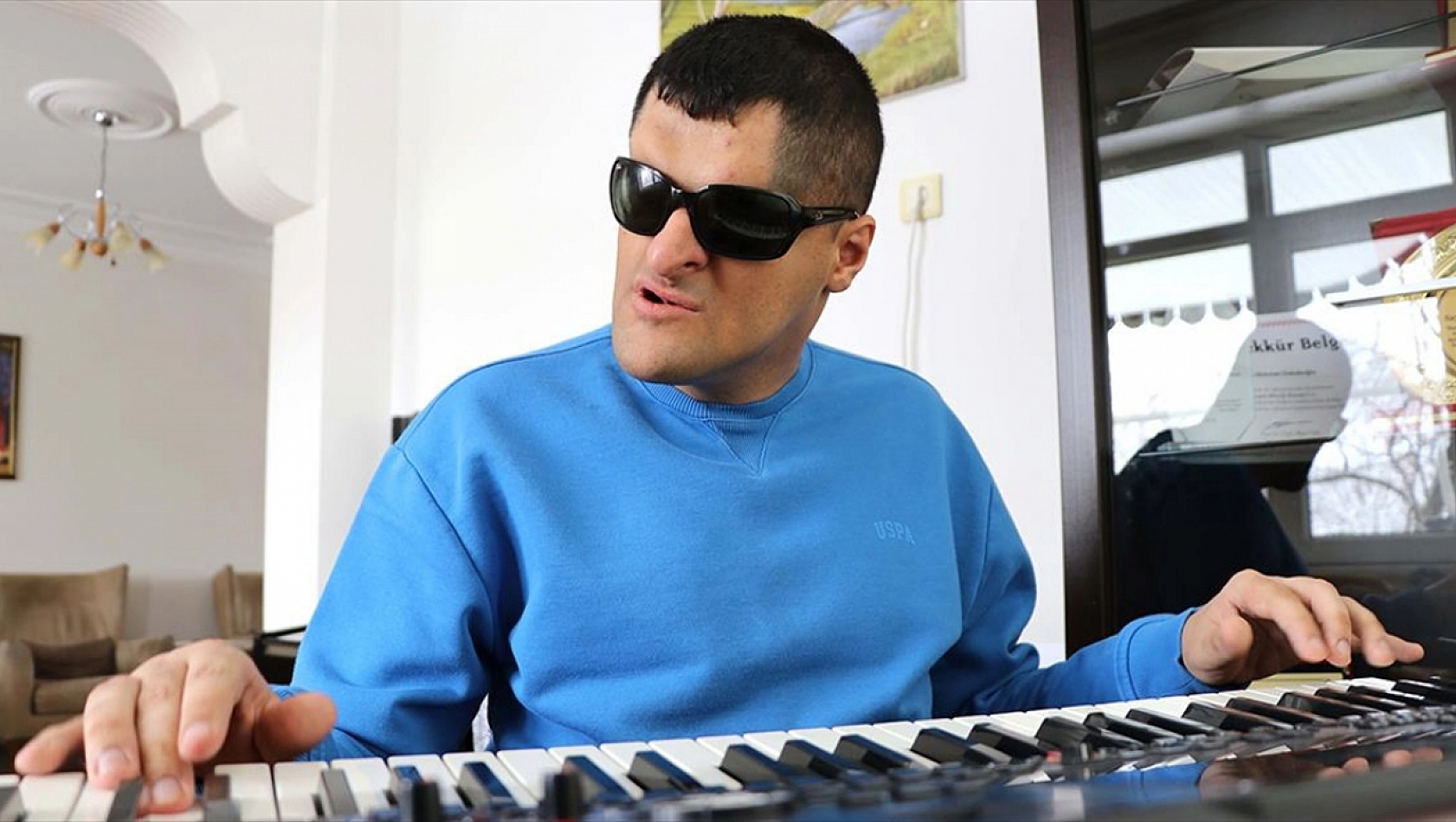 Görme engelli genç, müzikle hayata tutundu