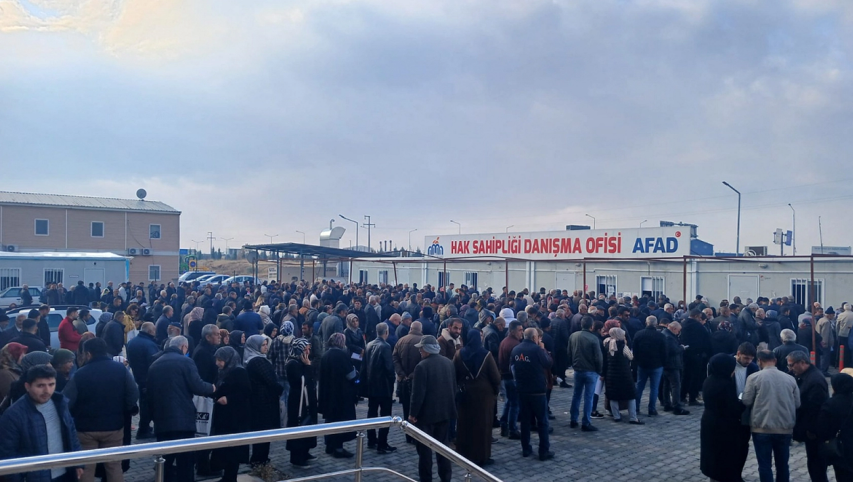 Malatya'da Yeniden Başladı: Depremzedeler Kuyruğa Girdi!