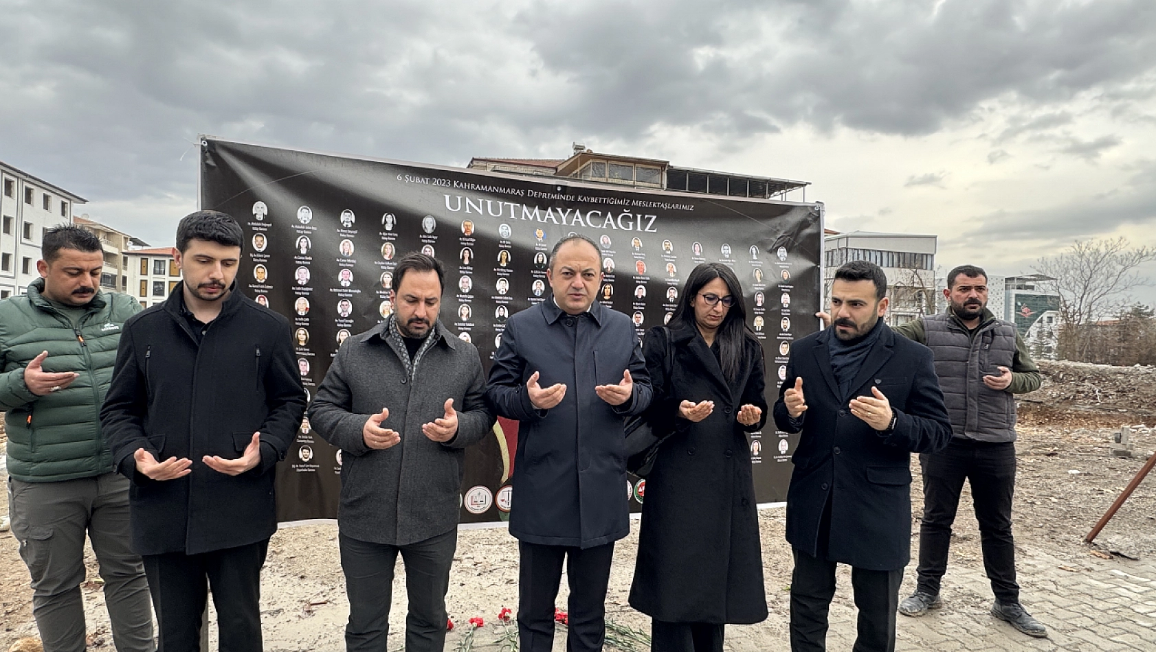 Hakimbey Apartmanı'nın alanına karanfil bırakıldı