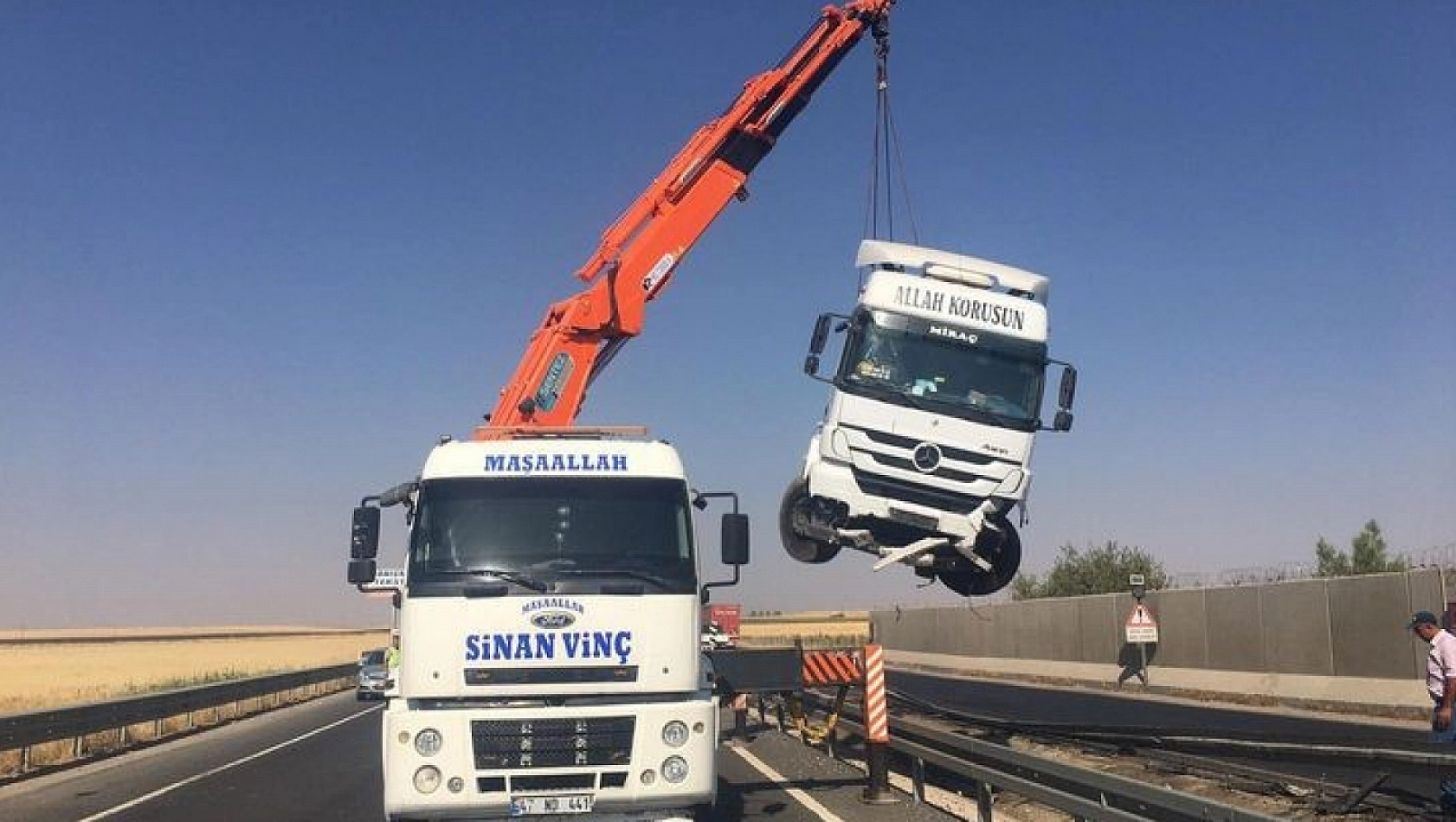 Direksiyon hakimiyetini kaybettiği tır yoldan çıktı