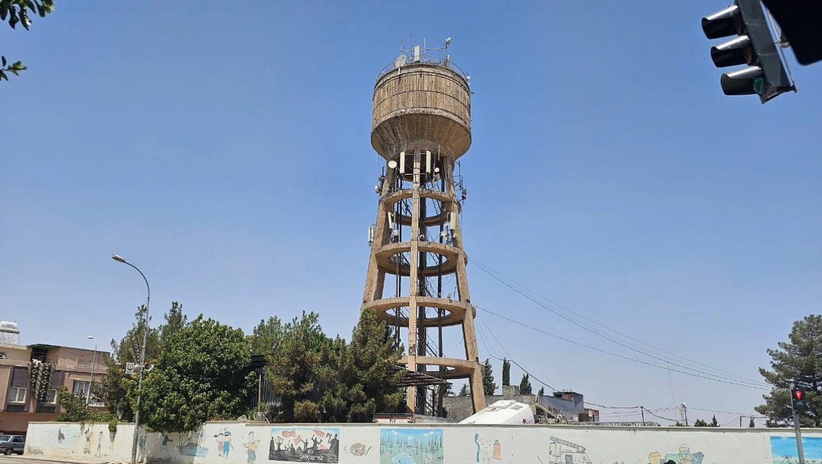 İşten çıkarılan çalışanlar su kulesine çıktı