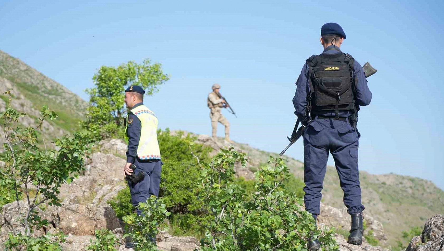 Jandarma artık ters lale nöbeti tutuyor