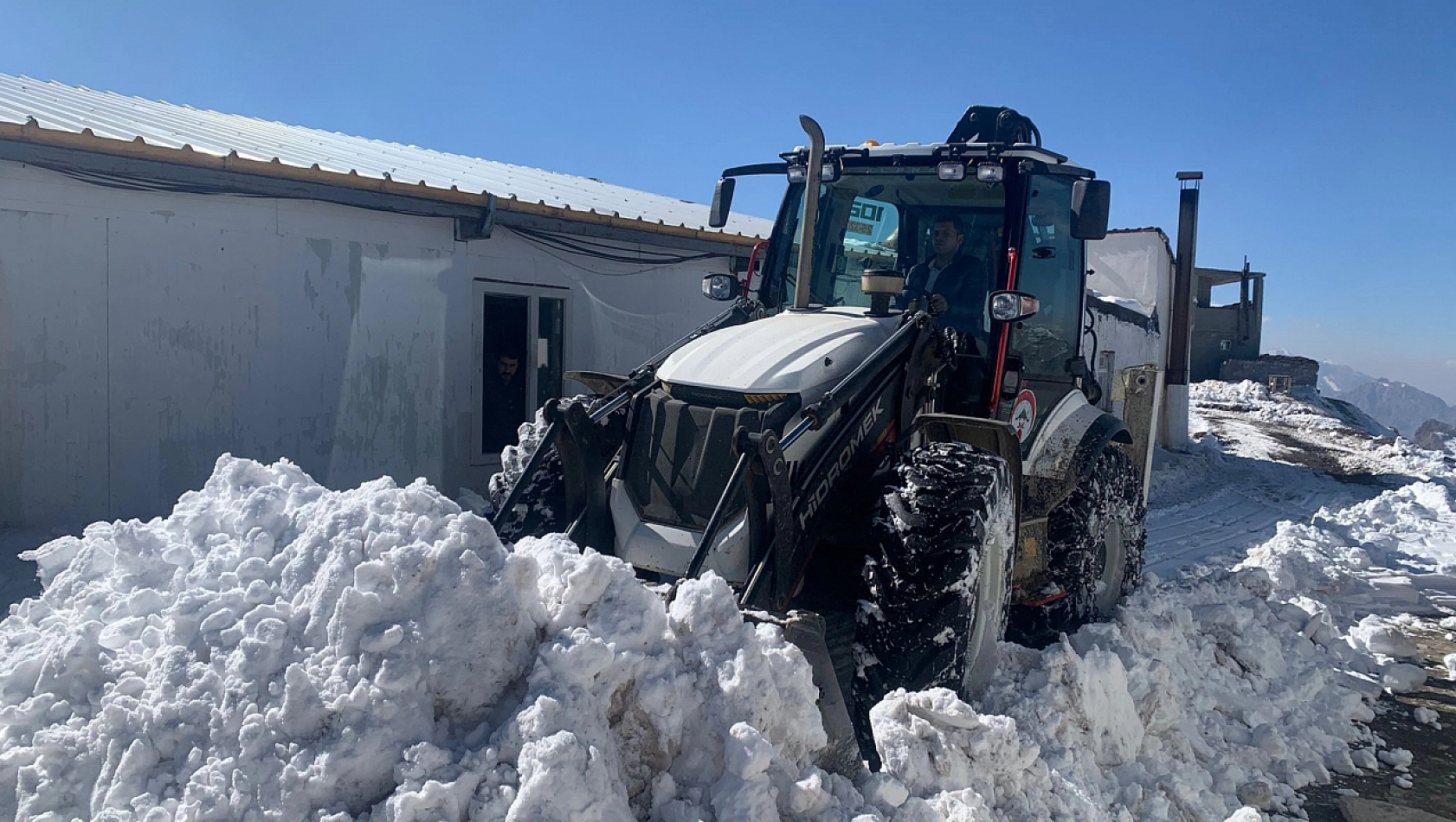 Kar yağışı 2 köyü ve 10 mezrayı kapattı