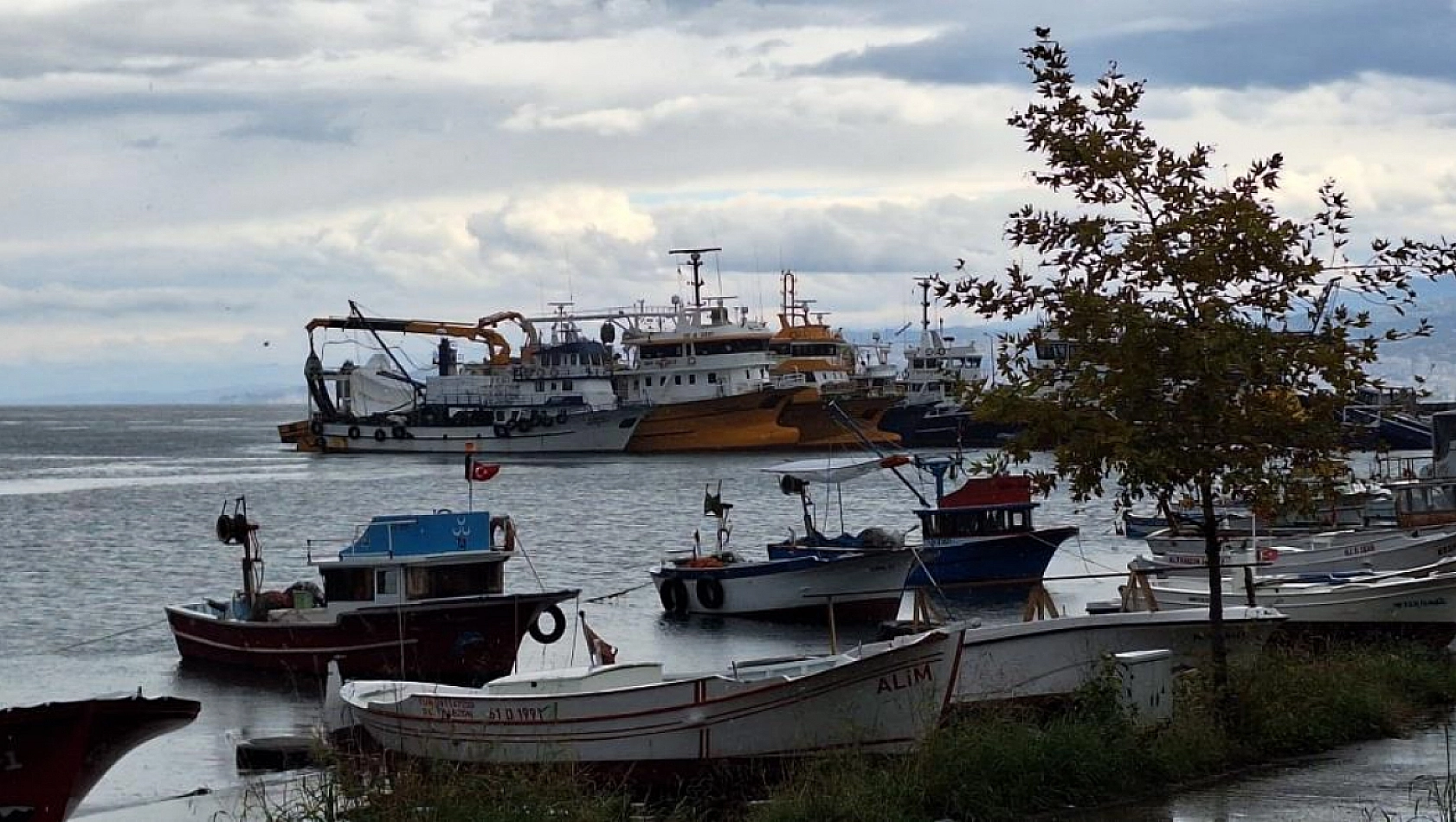 Karadeniz'de Fırtına Alarmı: Balıkçılar Limanda Bekliyor!