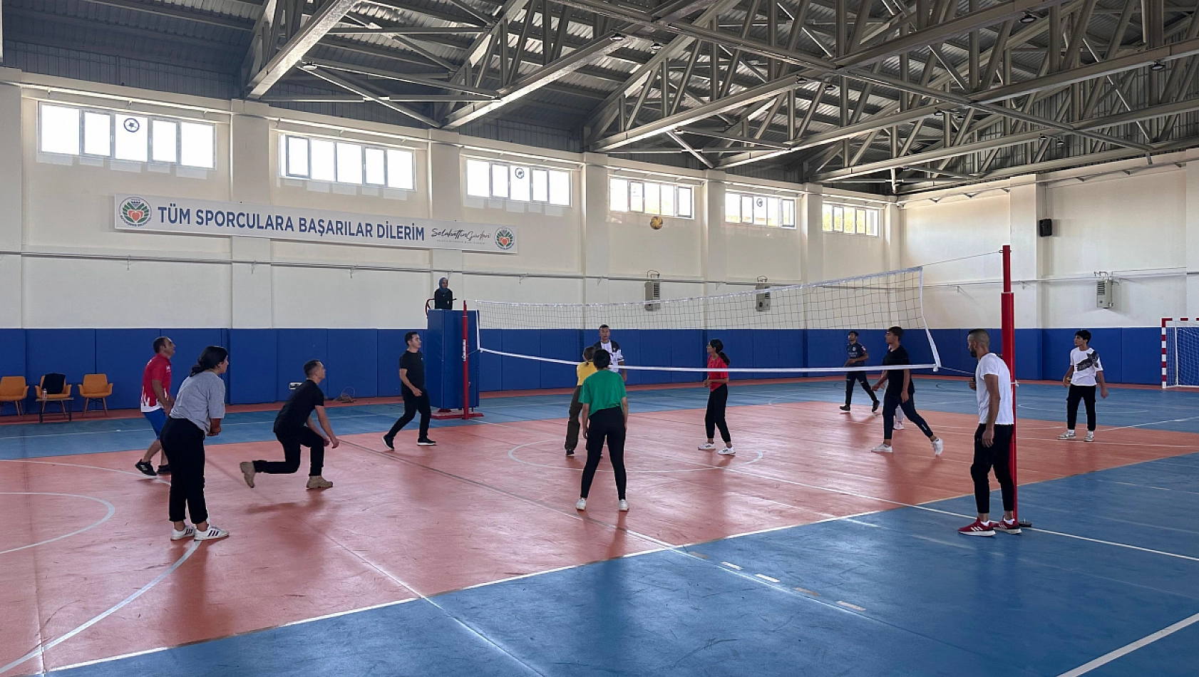 Kaymakam  öğrencilerle voleybol oynadı