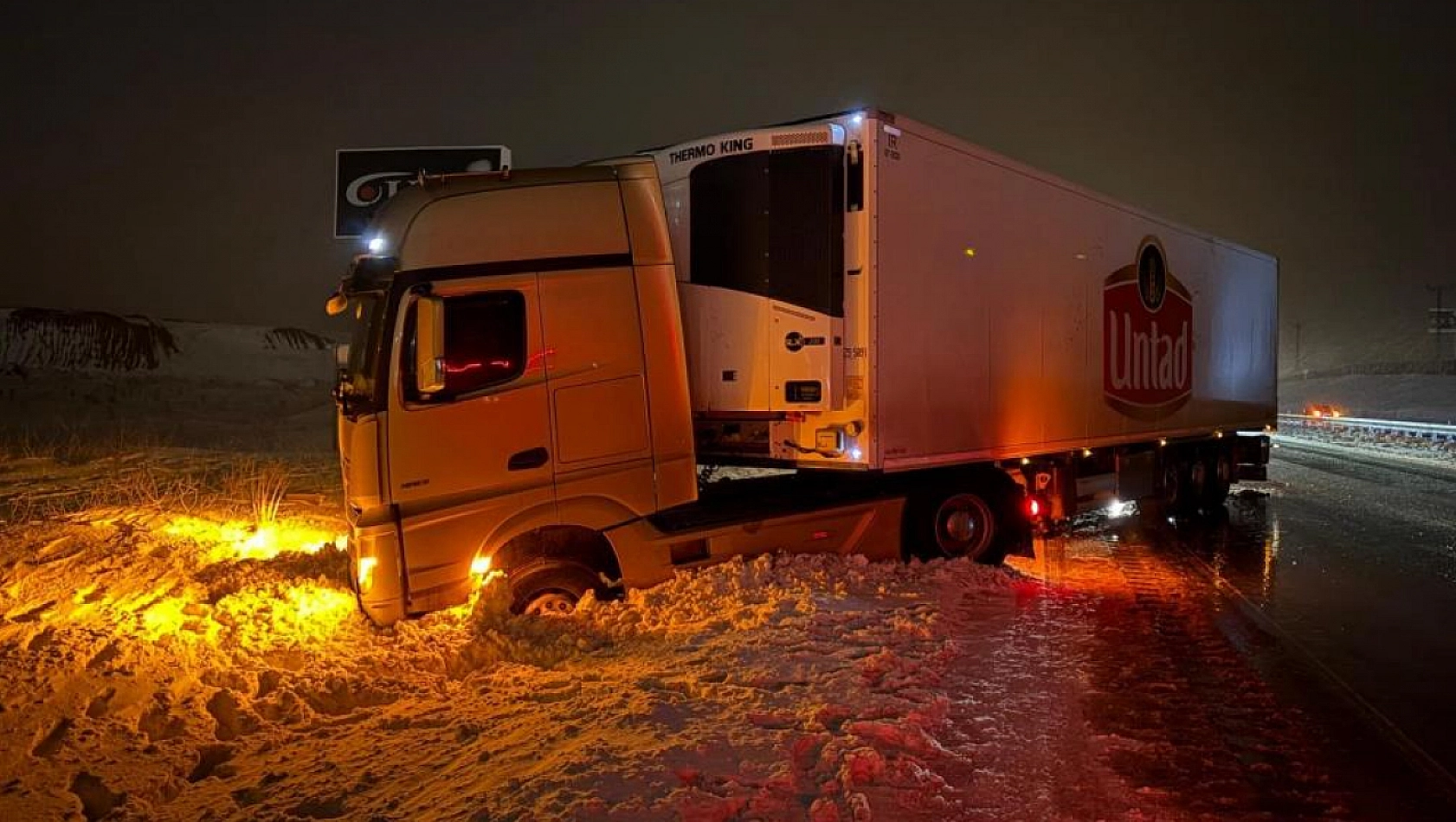 Kayseri-Malatya karayolu buzlandı, 20 araç birbirine girdi