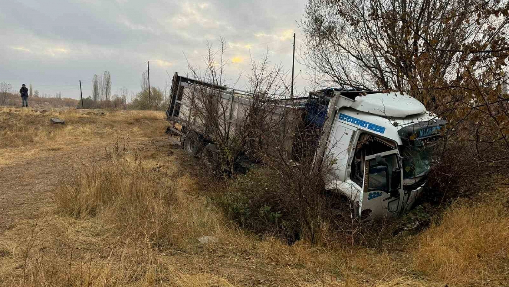 Balık Yüklü Kamyon Çekiciye Çarptı: 1 Yaralı