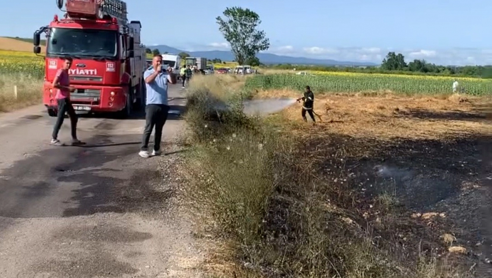 Buğday ekili tarlada yangın