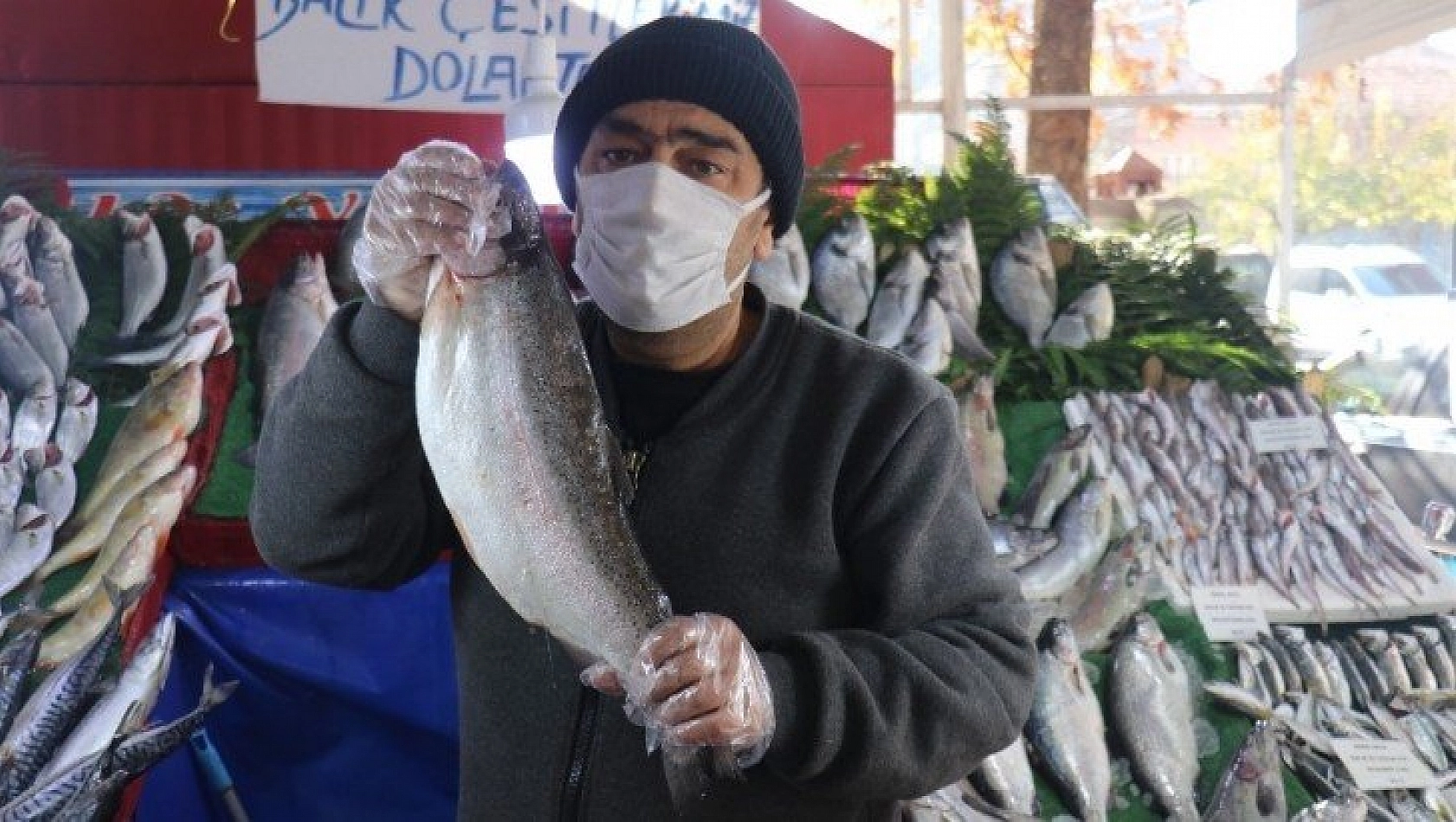 Balık tezgahları yoğun ilgi görüyor