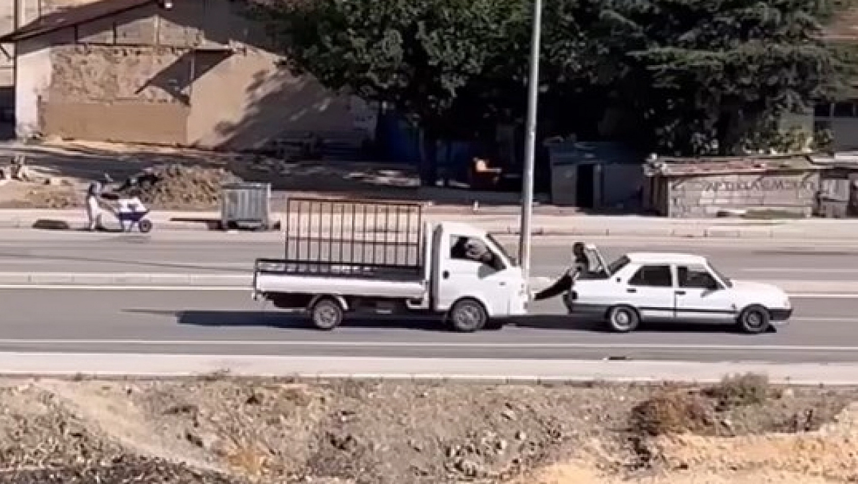 Koca ayaklar trafiği rahatlattı!