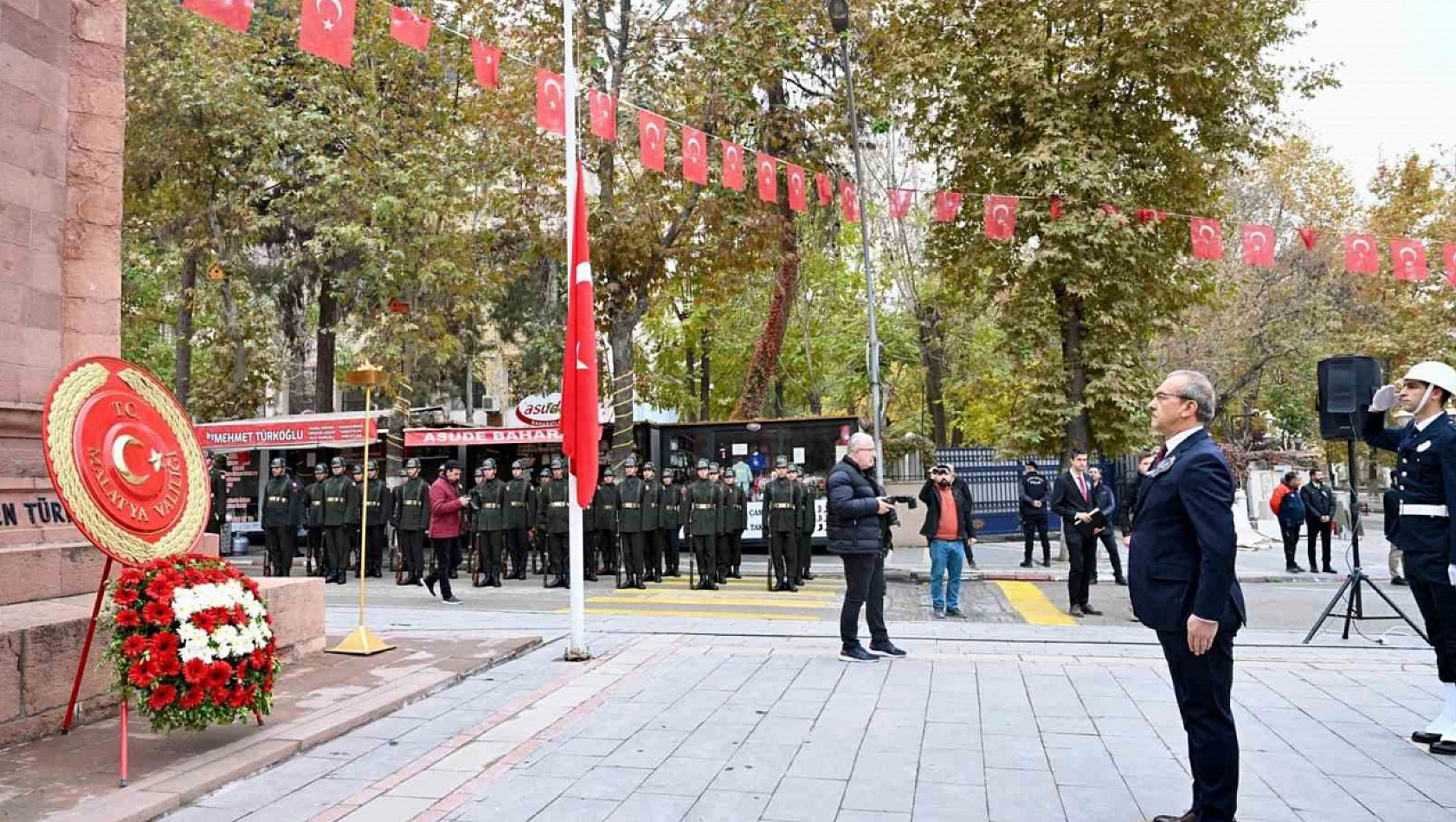 Vali Yavuz'dan Anıt Şeref Defterine Anlamlı Mesaj: 'Emanetiniz Güvende'