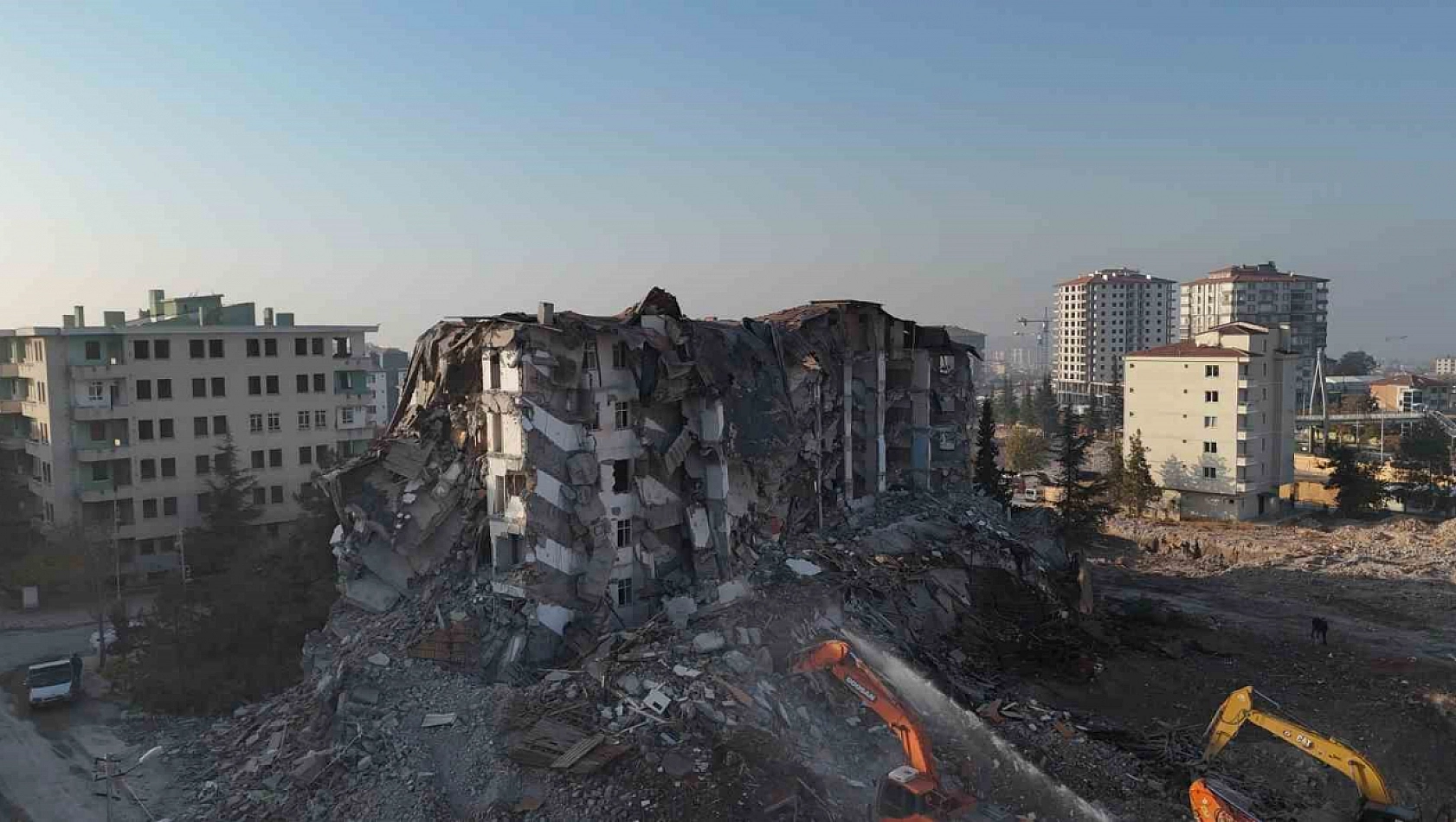 Malatya'da Ağır Hasarlı Bina Korna Sesiyle Yıkıldı!