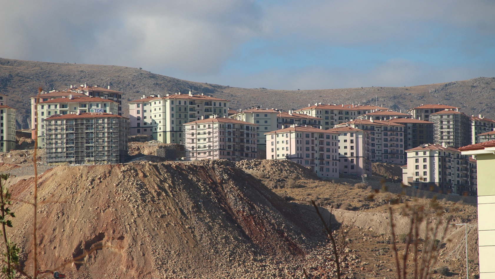 Malatya'da Bir Yer İnşa Edilirken, Bir Yer Tahrip Edildi: TOKİ Konutlarının Yapıldığı Mahallede Sorunlar Büyüyor!