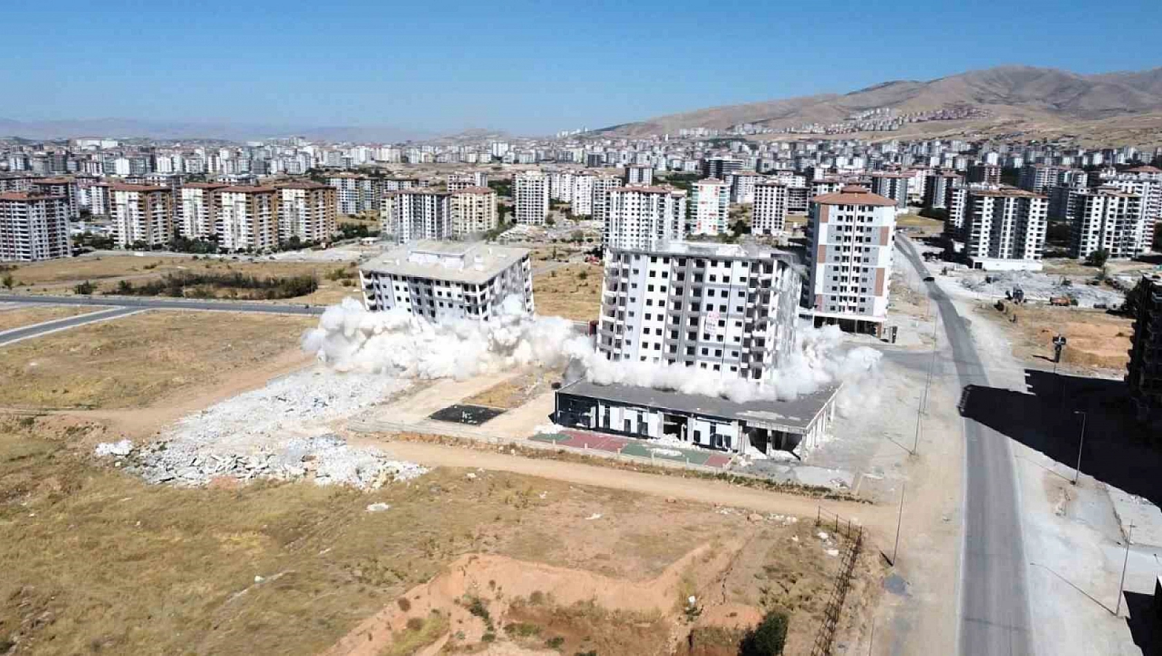 Malatya'da evlerle birlikte hayallerde yıkılıyor