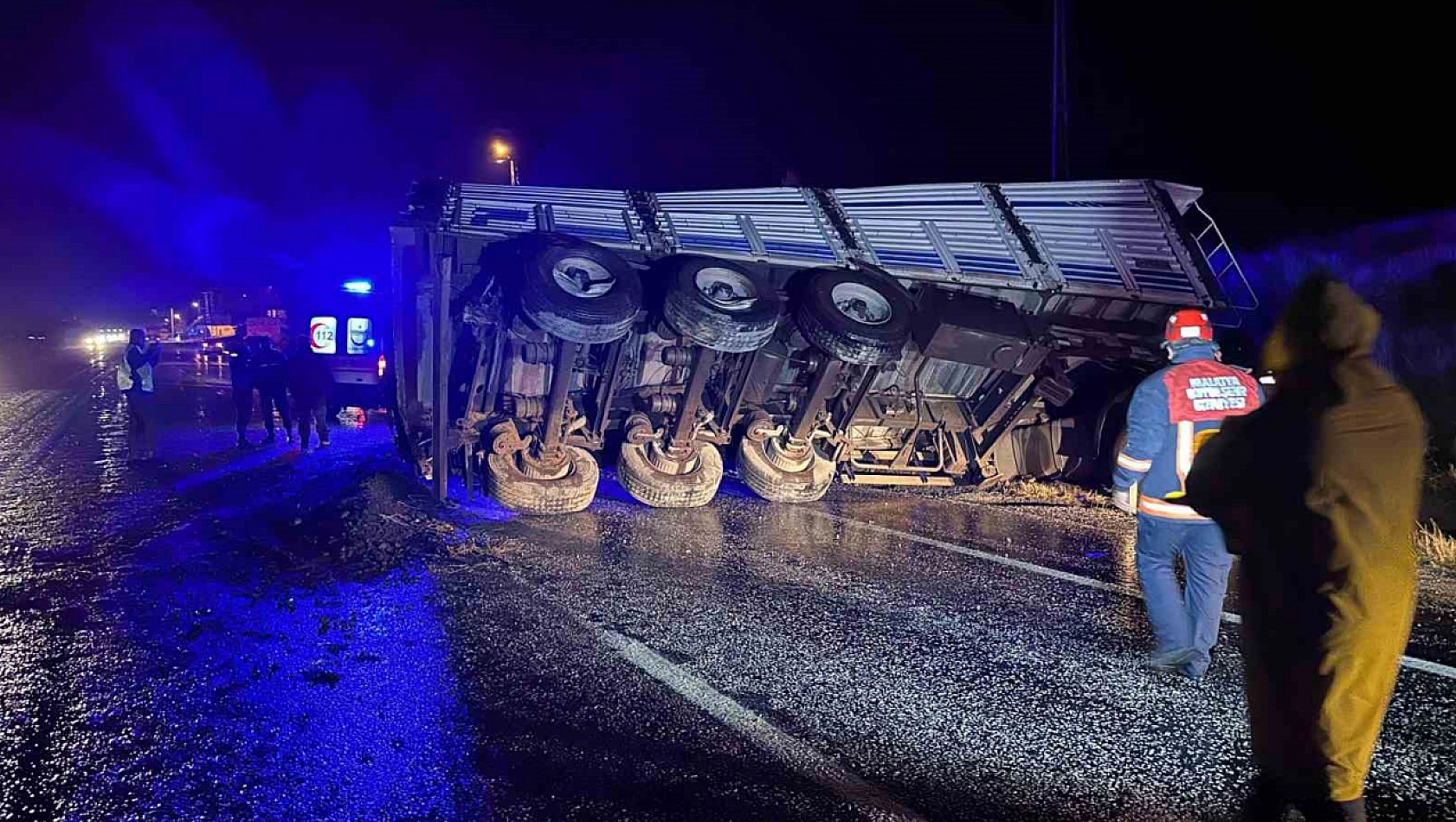 Malatya'da Maden Yüklü Tır Devrildi: 1 Yaralı, Yol Kapatıldı