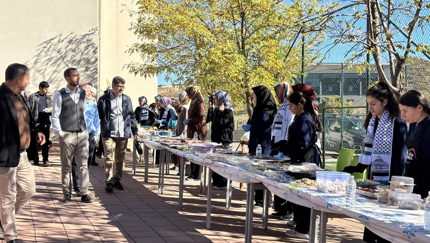 Malatya'da öğrenciler kolları sıvadı| Gelirler Filistin'e bağışlanacak