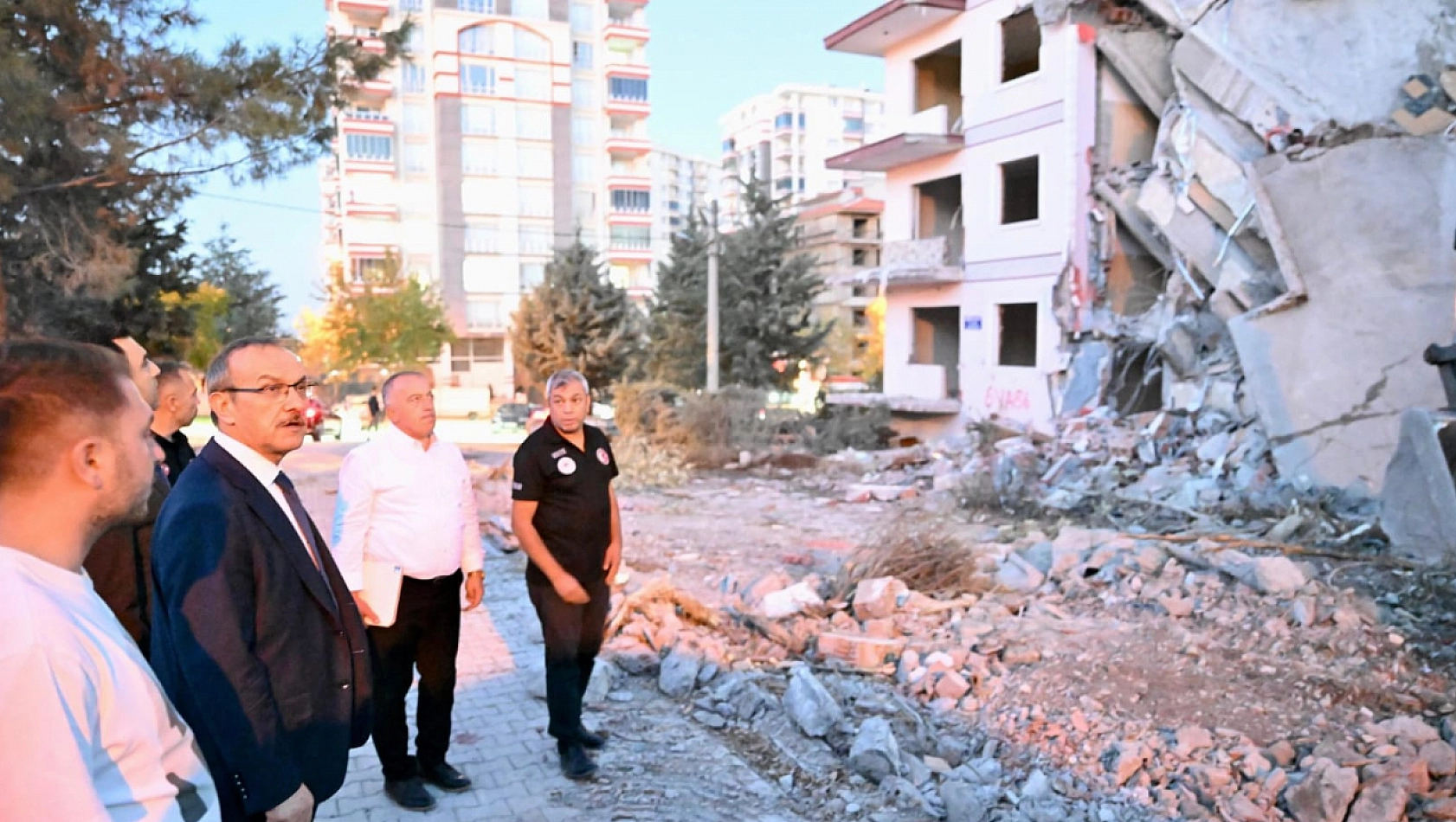 Malatya'da Orta Hasardan Ağır Hasara Dönen Yapıların Yıkım Hızlanıyor Mu..?