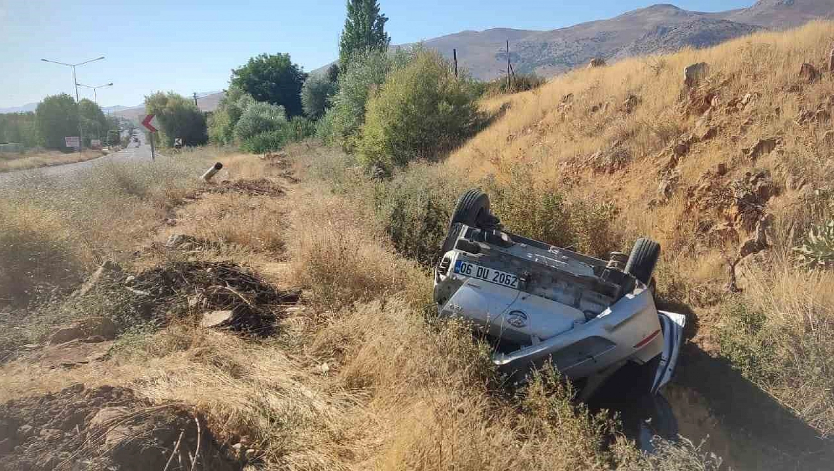 Malatya'da otomobil şarampole devrildi