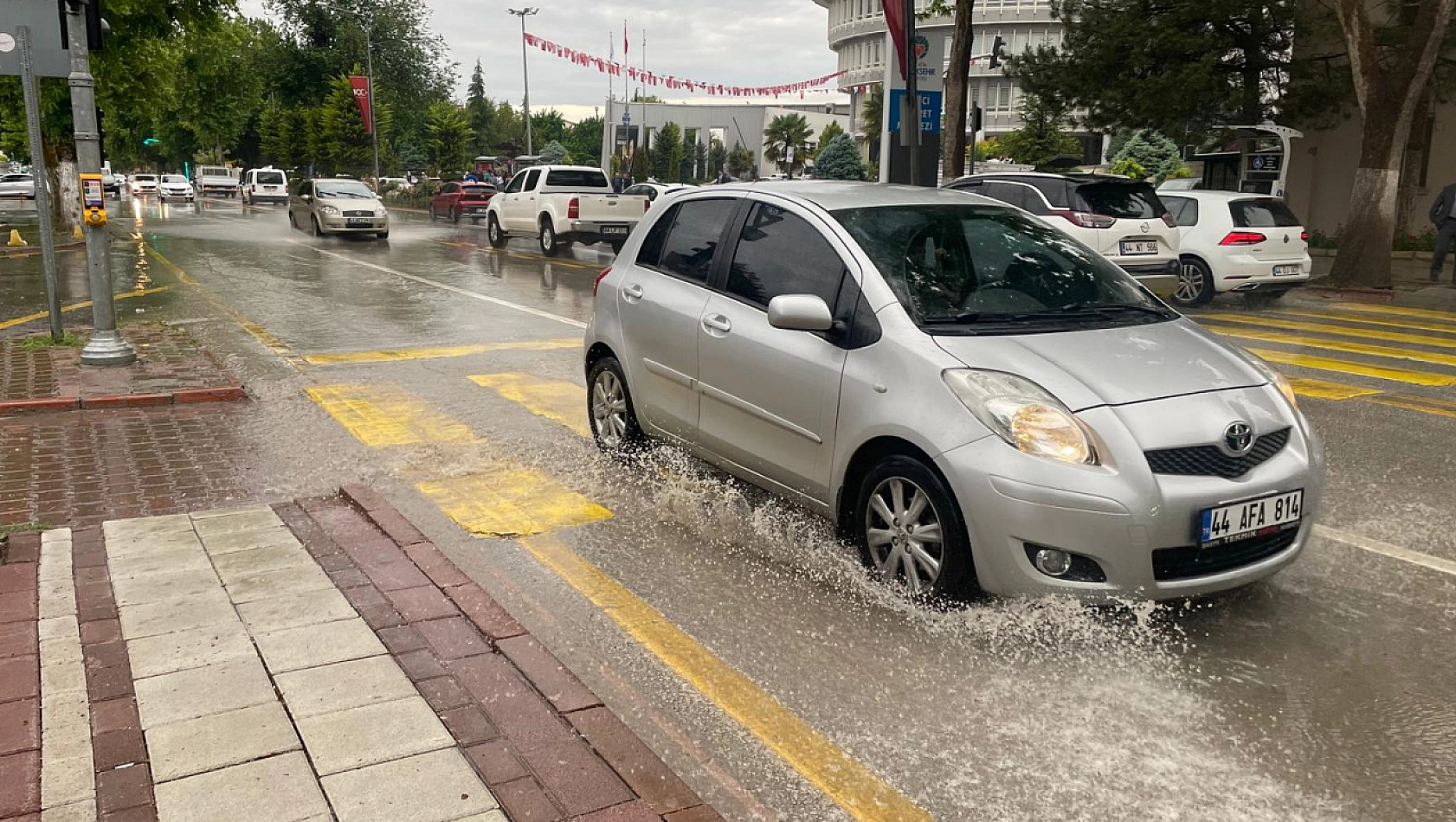 Malatya'da Sağanak Sonrası Yollar Göle Döndü!