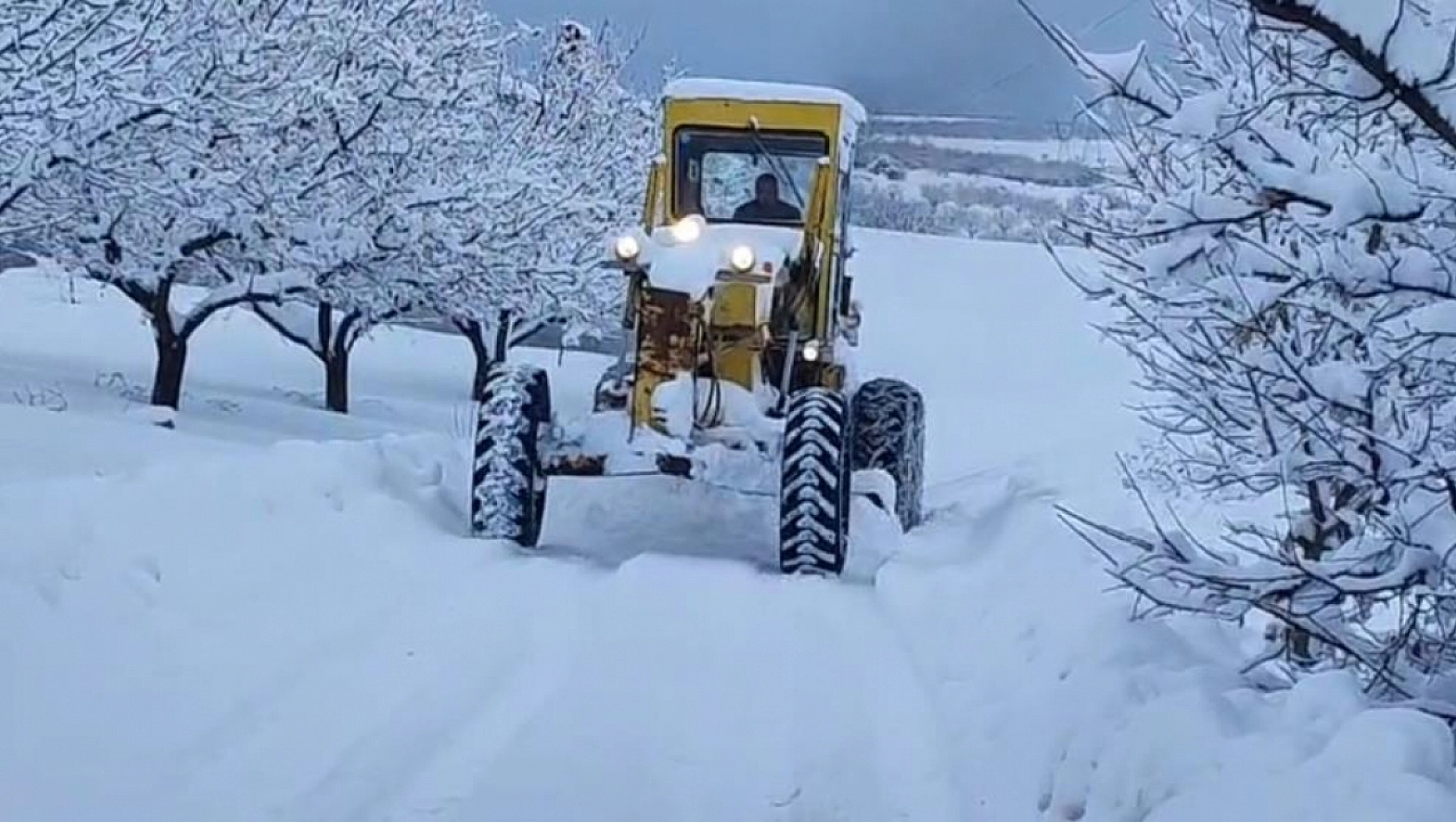Malatya'da tipi ve karla mücadele sürüyor: Belediye ekipleri 7/24 sahada