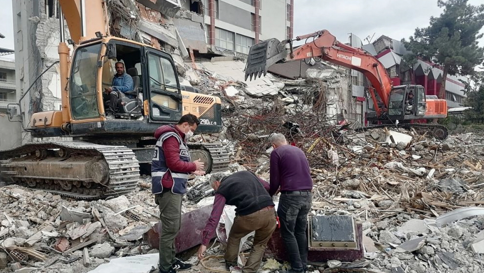 Yıkılan Öğretmenevinin İnşaatına Neden Başlanmadı? Belirsizlik Malatya'ya Kaybettiriyor!