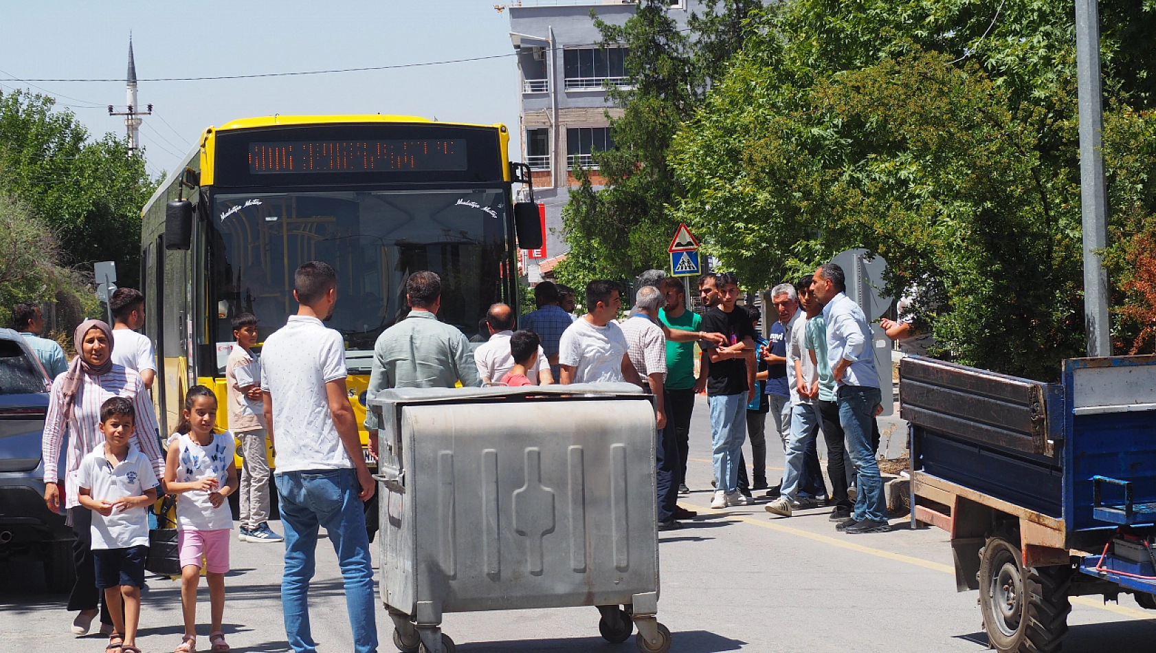 Malatyalılar Ayaklandı! Çöp Konteynerlarıyla Yolu Kapattılar....