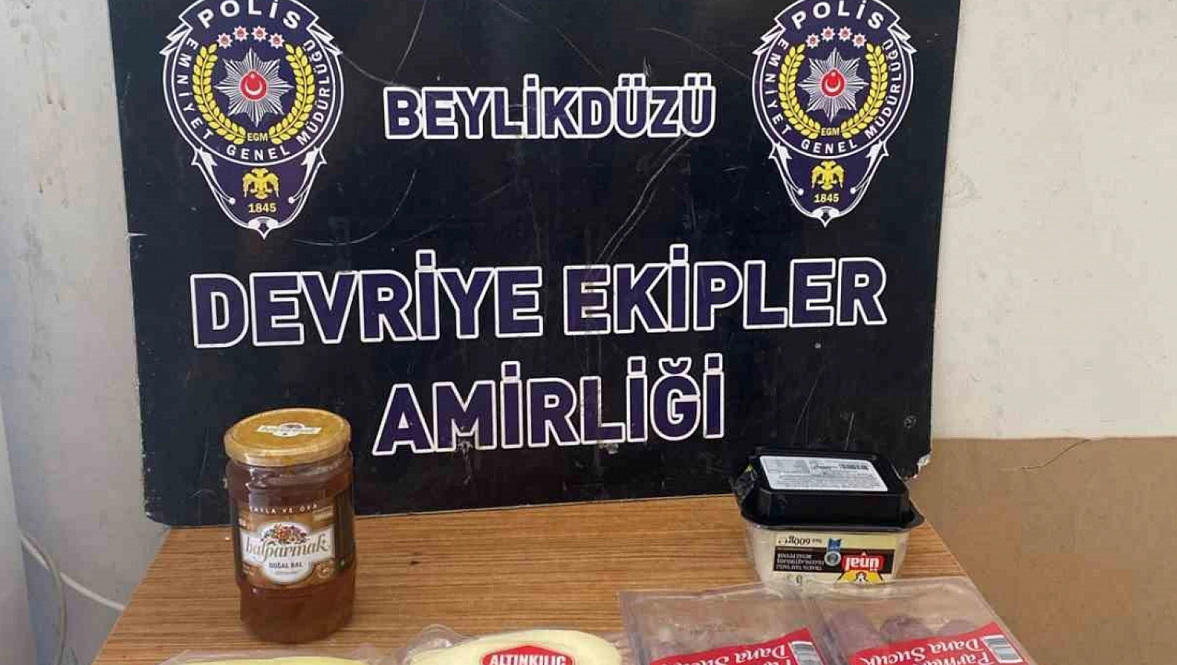 Marketten sucuk ve peynir çalan hırsız kamerada