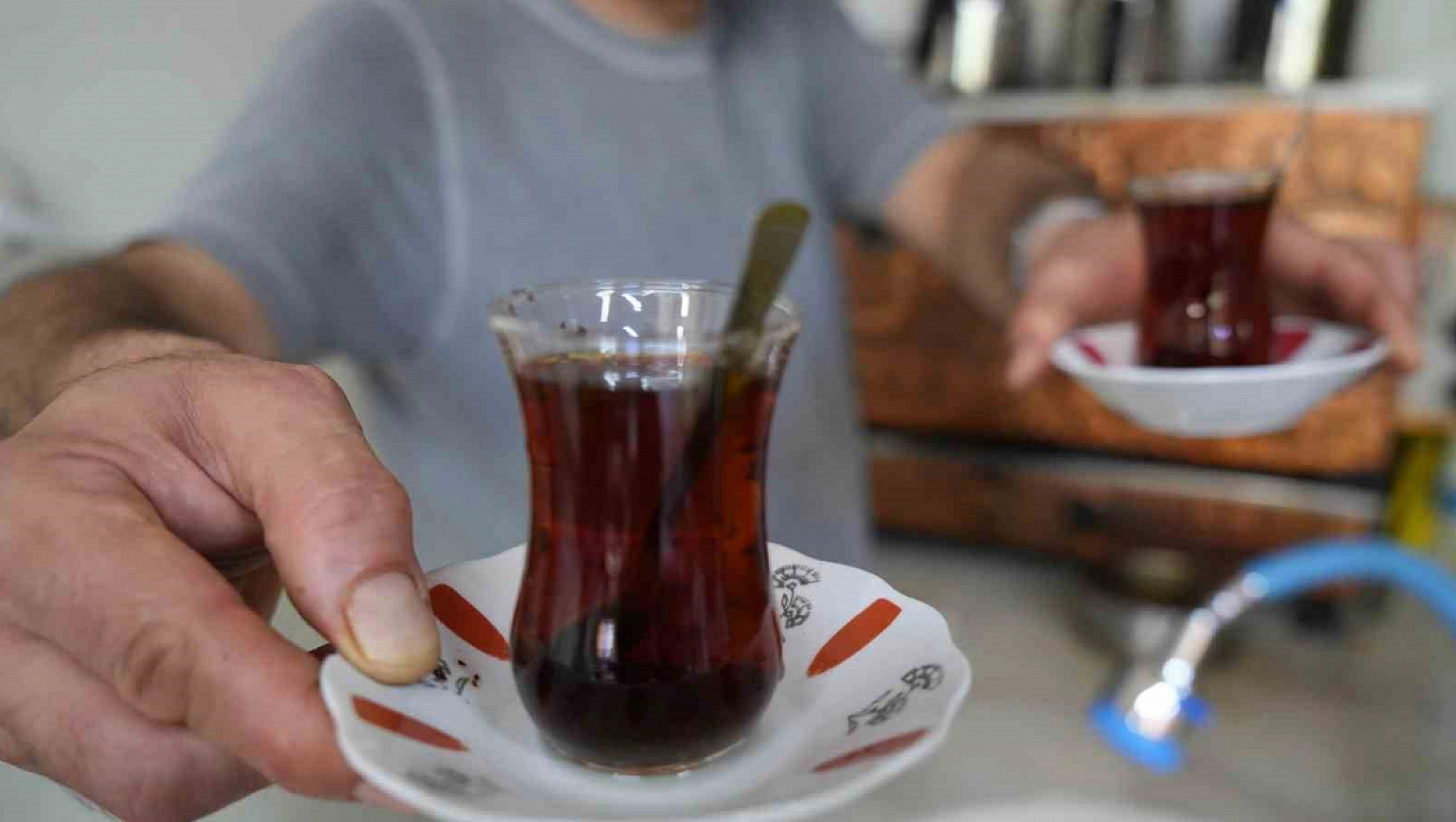 Menemen Tartışması Çay Suyuna Da Sıçradı: Soğuk mu, Sıcak mı?